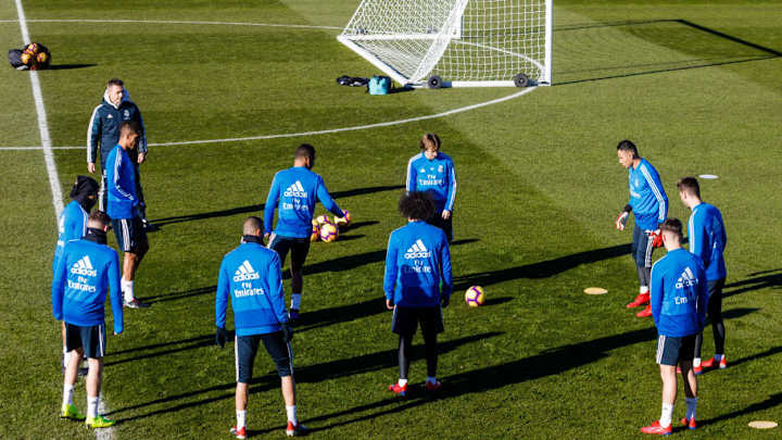 Los futbolistas del Real Madrid bromean con las polémicas del VAR en el entrenamiento