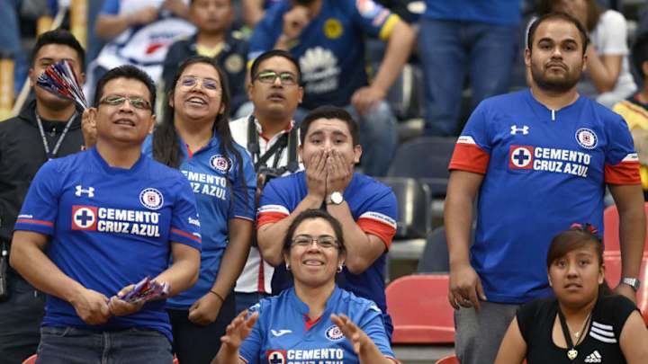 Aficionados de Cruz Azul se manifiestan contra la directiva fuera de las instalaciones del equipo