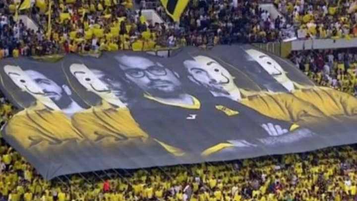 La afición que desplegó una pancarta con los personajes de La Casa de Papel