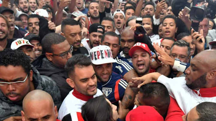 ¡Una verdadera locura! El increíble recibimiento a Dani Alves en San Pablo