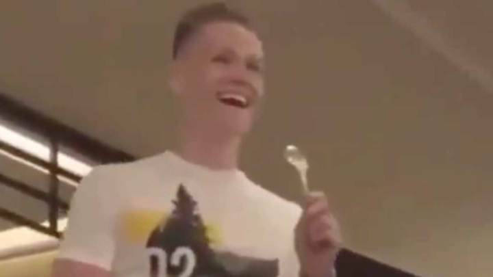 Manchester United Stars Scott McTominay & Aaron Wan-Bissaka Sing Karaoke on Pre-Season Tour Manchester United Stars Scott McTominay & Aaron Wan-Bissaka Sing Karaoke on Pre-Season Tour