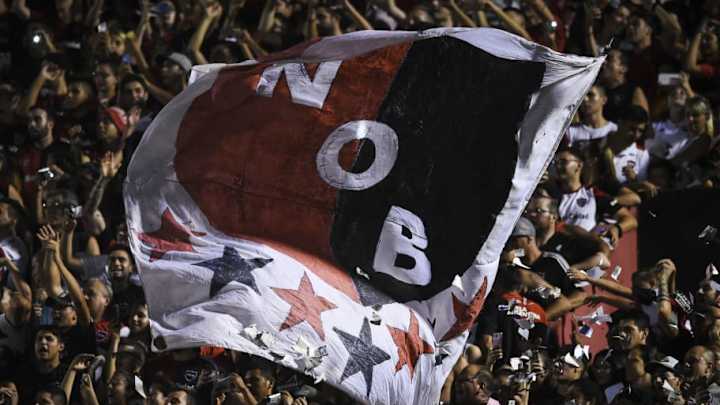 MADE IN ARGENTINA | Hinchas de Newell's tiraron la mochila de un inodoro al campo de juego