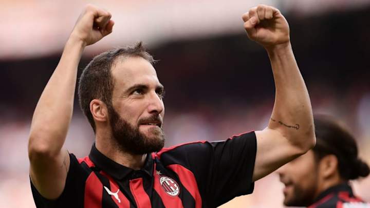 Gonzalo Higuain Lands in London as Juventus Striker Edges Closer to Chelsea Loan Switch Gonzalo Higuain Lands in London as Juventus Striker Edges Closer to Chelsea Loan Switch
