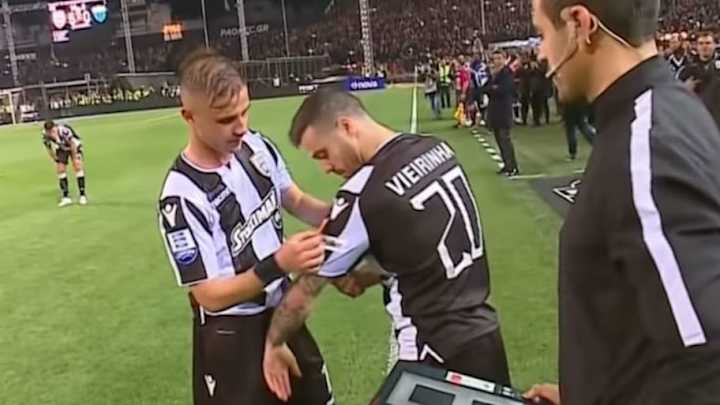 El capitán del PAOK ingresó unos minutos con los ligamentos rotos para celebrar el título de liga