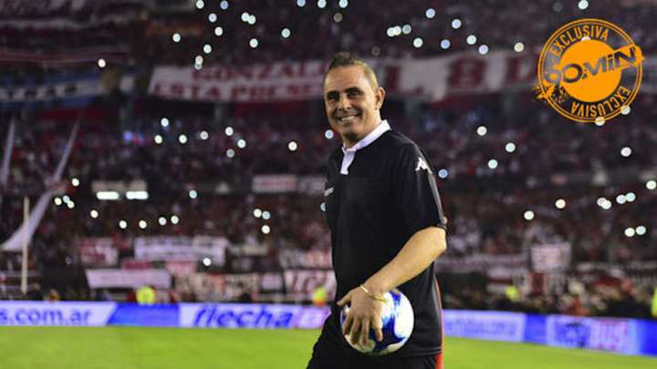 El ex árbitro Lunati criticó el uso del VAR y apoyó a Messi: "Ahora parece criado en Argentina" El ex árbitro Lunati criticó el uso del VAR y apoyó a Messi: "Ahora parece criado en Argentina"