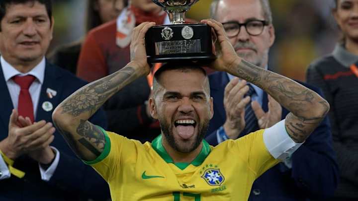 El increíble posteo de Dani Alves en el que 'busca trabajo' El increíble posteo de Dani Alves en el que 'busca trabajo'