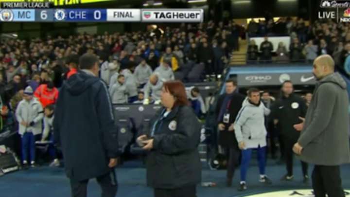El feo gesto de Maurizio Sarri con Pep Guardiola al terminar el partido entre el City y el Chelsea