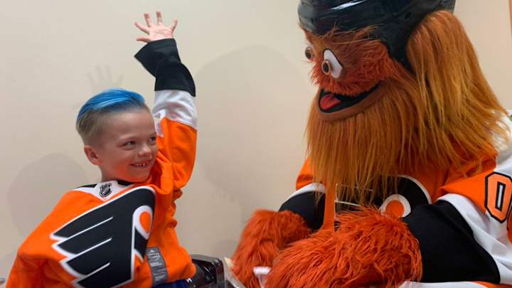 Gritty Surprises Seven-Year-Old Flyers Fan in Hospital, Which Leads to Priceless Reaction Gritty Surprises Seven-Year-Old Flyers Fan in Hospital, Which Leads to Priceless Reaction