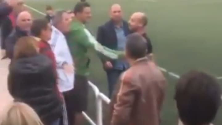 INSÓLITO | Árbitro se cansa de insultos e increpa a hincha en las gradas INSÓLITO | Árbitro se cansa de insultos e increpa a hincha en las gradas