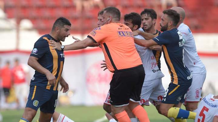 El pelotazo de Néstor Ortigoza que desató la fuerte pelea en Huracán-Rosario Central