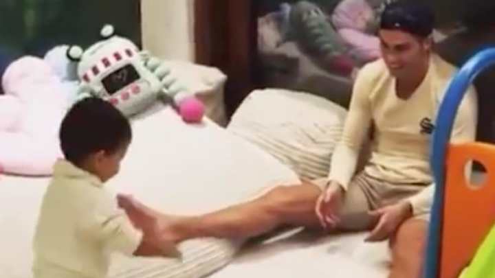 El vídeo del hijo de Cristiano Ronaldo pegándole a la pelota