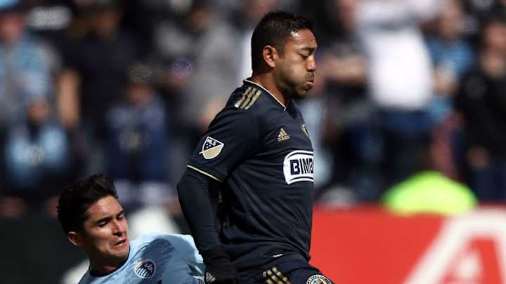 En partido para el olvido, Marco Fabián falla penal y sale expulsado ante Kansas City