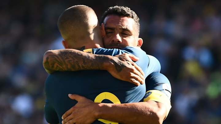 Las cómica secuencia entre Darío Benedetto y Carlos Tevez en el banco de suplentes de Boca