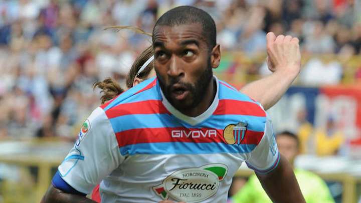 Futbolista acusa a árbitro de hacerle un insulto racista