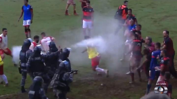 VÍDEO | En Brasil, la policía usó gases lacrimógenos para frenar una pelea entre futbolistas