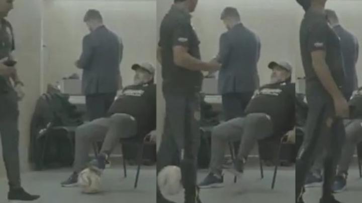 El caño de Diego Maradona sentado en una silla que es furor en las redes sociales