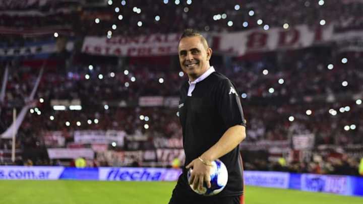 En Twitter, Pablo Lunati le dijo de todo al árbitro Herrera por el penal que le dio a Vélez