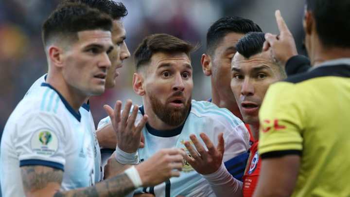 ¿Qué dice el reglamento acerca de la sanción que debe cumplir Messi?