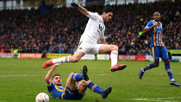 Raúl Jiménez vuelve a anotar en la FA Cup y rescata Wolves de una penosa derrota
