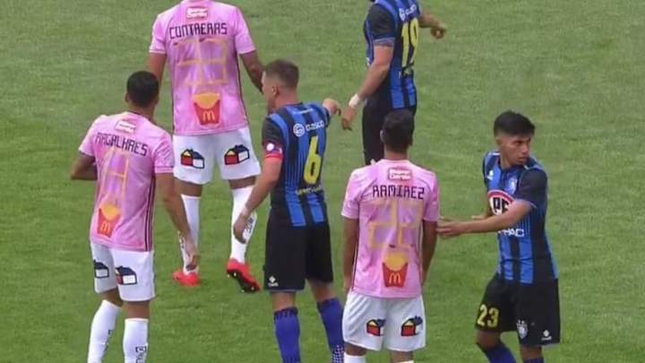 Equipo chileno juega con patatas fritas con ketchup en lugar de dorsales