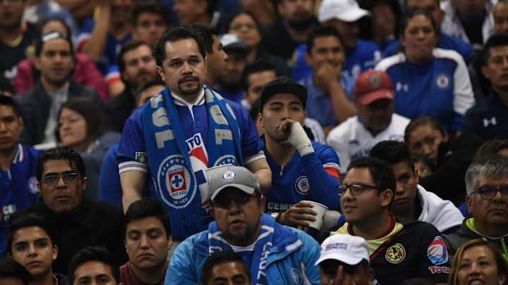 Aficionados de Cruz Azul exigen la destitución de Pedro Caixinha como entrenador