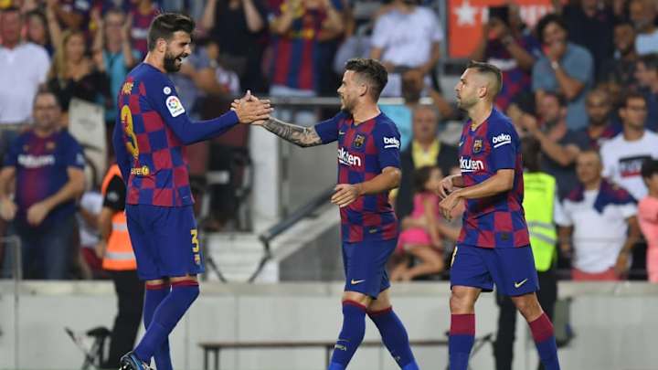 Los jugadores de la Masía tiran abajo la puerta del primer equipo Los jugadores de la Masía tiran abajo la puerta del primer equipo