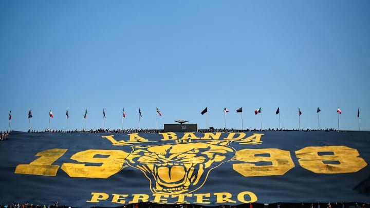 Porra de Pumas sacó la manta más grande de la historia de la Liga MX