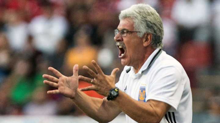 VÍDEO | El 'Tuca' Ferreti queda furioso luego de chocar su Mercedes Benz