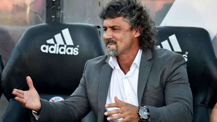 Despiden al entrenador de Libertad de Paraguay tras acusarlo de acostarse con la mujer de un jugador