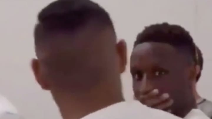 VÍDEO | La reacción de Sarr cuando Payet le dio un beso en la boca antes de un partido
