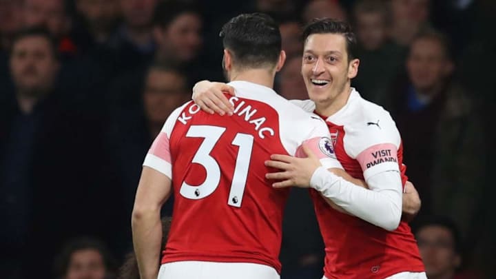 Kolasinac y Mesut Özil se encuentran en medio de una guerra entre pandillas