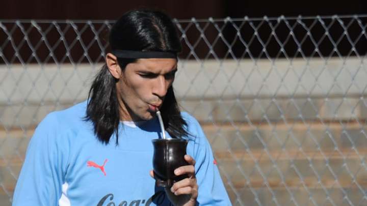 INCREIBLE | El mate de Sebastián Abreu tiene los escudos de sus 29 clubes