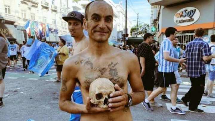 LOCURA | Racing se consagró  campeón y un hincha lo festejó con el cráneo de su abuelo
