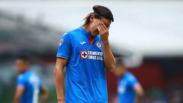 Igor Lichnovsky sale lesionado del partido contra el Querétaro