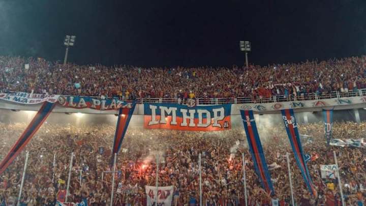 Joaquín Larrivey: "Cuándo se ponen todos a cantar, no se escucha nada dentro del campo"
