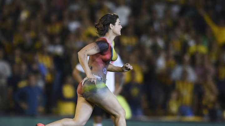 Una mujer semidesnuda invadió el campo de juego en pleno Rosario Central-River