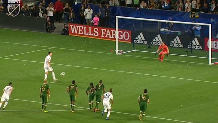 Zlatan firma el doblete al cobrar con maestría otro penal y "picar" la pelota