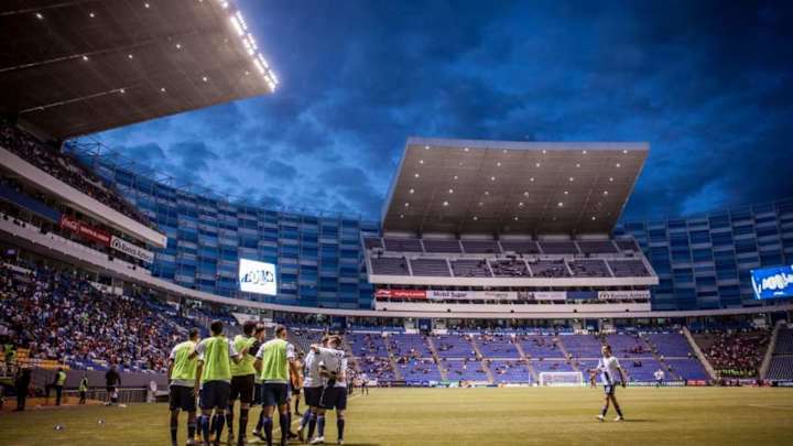 ​El 'Negro de WhatsApp' se mete a la cancha en partido de la Liga MX