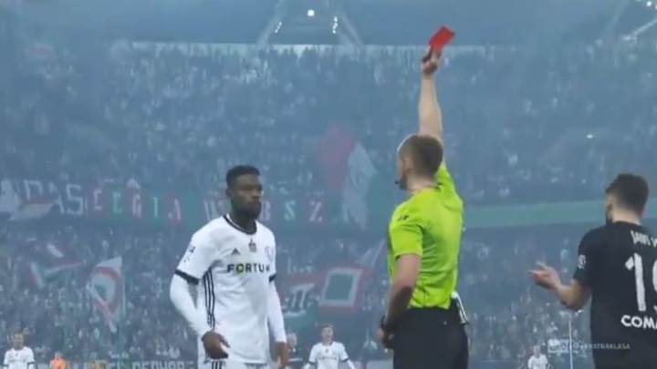 Lo expulsan, comprueban el VAR, lo mandan a llamar del vestuario...¡y lo vuelven a expulsar!