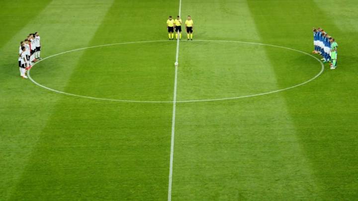 VÍDEO | El momento en el que un aficionado rompe un homenaje de minuto de silencio en Copa MX