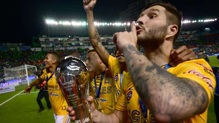 André-Pierre Gignac le tocó las partes íntimas a Guido Pizarro mientras levantaba la copa