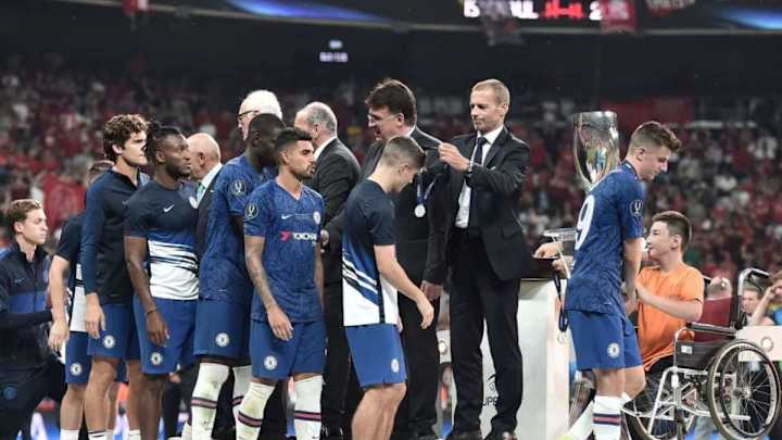 VÍDEO | El momento conmovedor en el que un niño en silla de ruedas entrega el trofeo al Liverpool