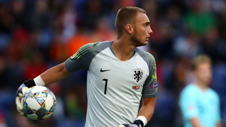 Cillessen supera el reconocimiento médico con el Valencia