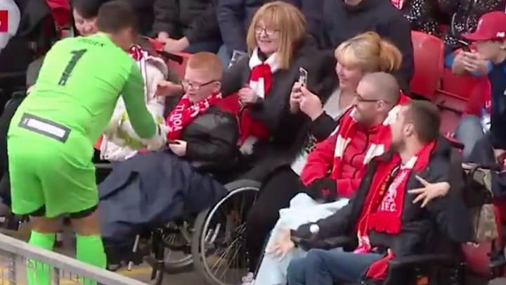 El gran gesto de Dudek con un niño durante el partido entre las leyendas del Liverpool y el Milan