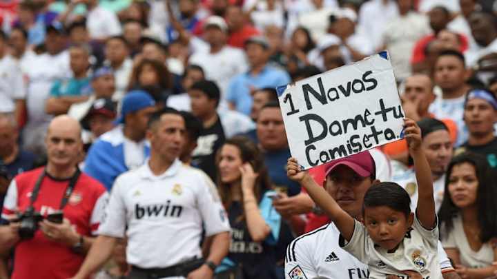 VÍDEO | Un aficionado se cuela en el entrenamiento del Real Madrid para pedir autógrafos