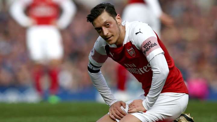 Mesut Ozil Angrily Throws Coat at Everton Dugout During Arsenal's Defeat at Goodison Park