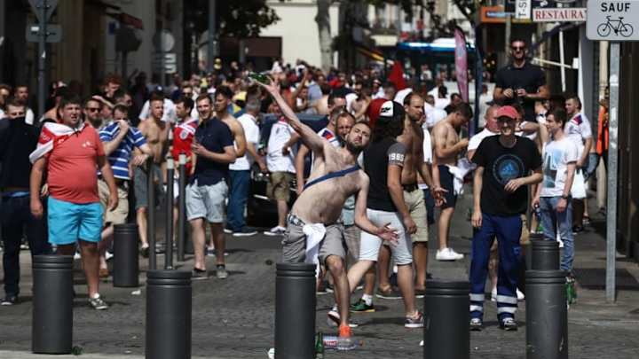 VÍDEO | Batalla campal entre 'hooligans' del Liverpool y el Manchester City