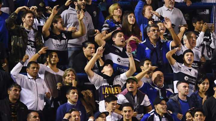 La nueva canción de los hinchas de Gimnasia en honor a Maradona incluye un 'palo' a Verón