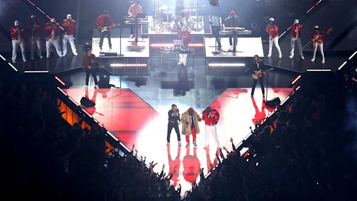 Watch Timelapse of Super Bowl Halftime Show Stage Construction, Performance, Deconstruction Watch Timelapse of Super Bowl Halftime Show Stage Construction, Performance, Deconstruction