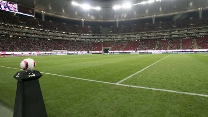 Chivas cambiará nuevamente su césped y le regalarán el viejo a aficionados
